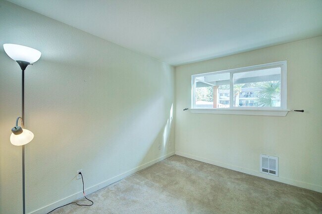 Building Photo - 2bd/1.75ba Bellevue Condo