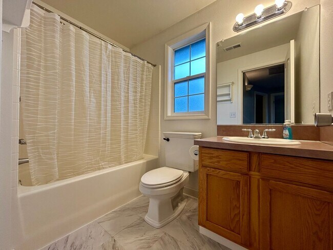 Building Photo - Welcome to this charming 3-bedroom, 2.5-bathroom house located in Vancouver, WA!