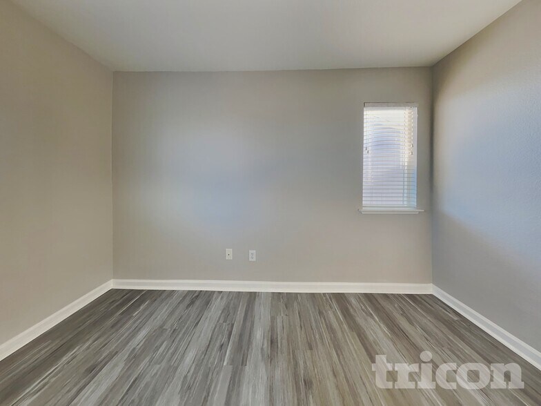 Building Photo - 9570 Long River Dr