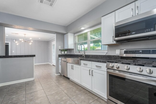 Building Photo - 4915 Hialeah Dr