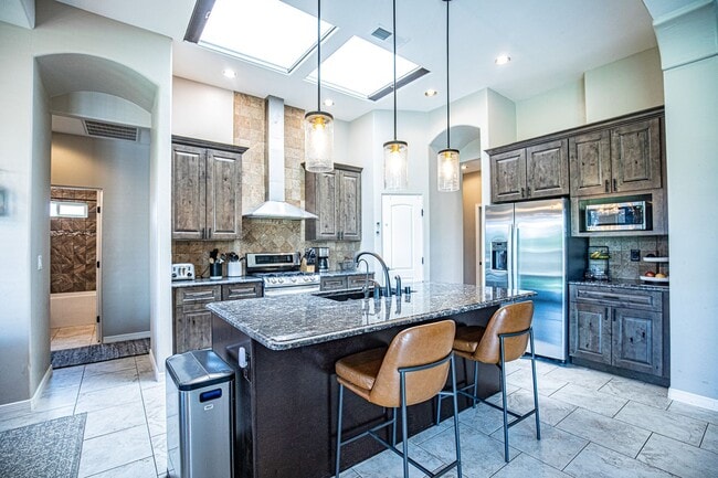 Building Photo - Beautiful 4 bedroom 2.5 bathroom