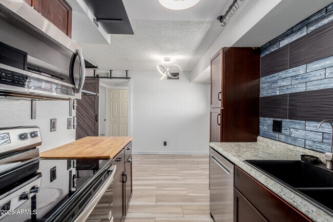 Building Photo - 2625 E Indian School Rd