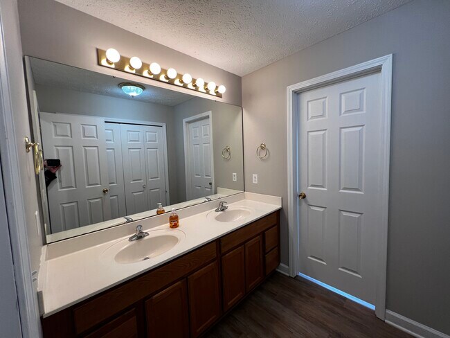 Building Photo - 5010 Delray Dr