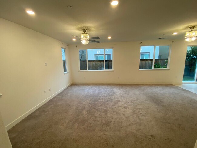 Building Photo - Gorgeous 3 bedroom 2.5 bath home in Northlake community