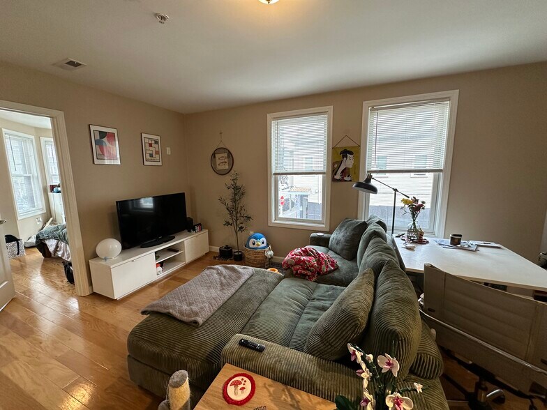 Building Photo - 53 Chelsea St