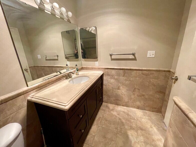 2nd bathroom - 6811 Alvarado Rd