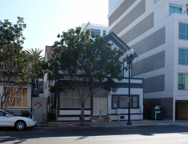 Building Photo - 743 10th Ave