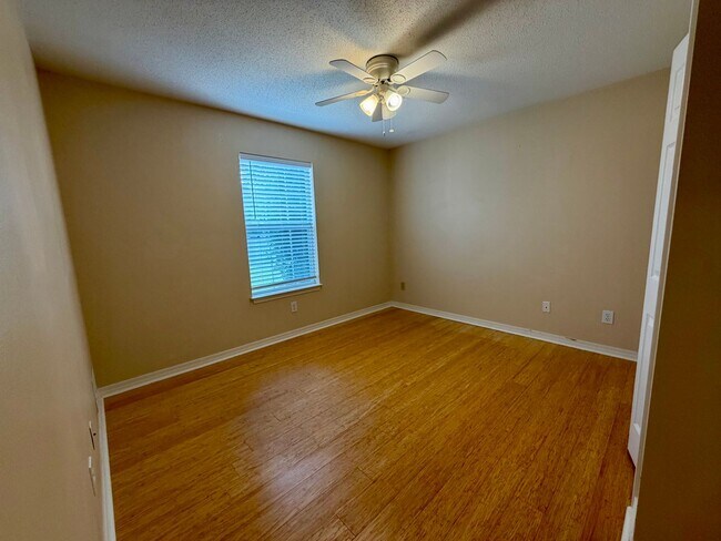 Building Photo - 4 bed 2bath with Pool