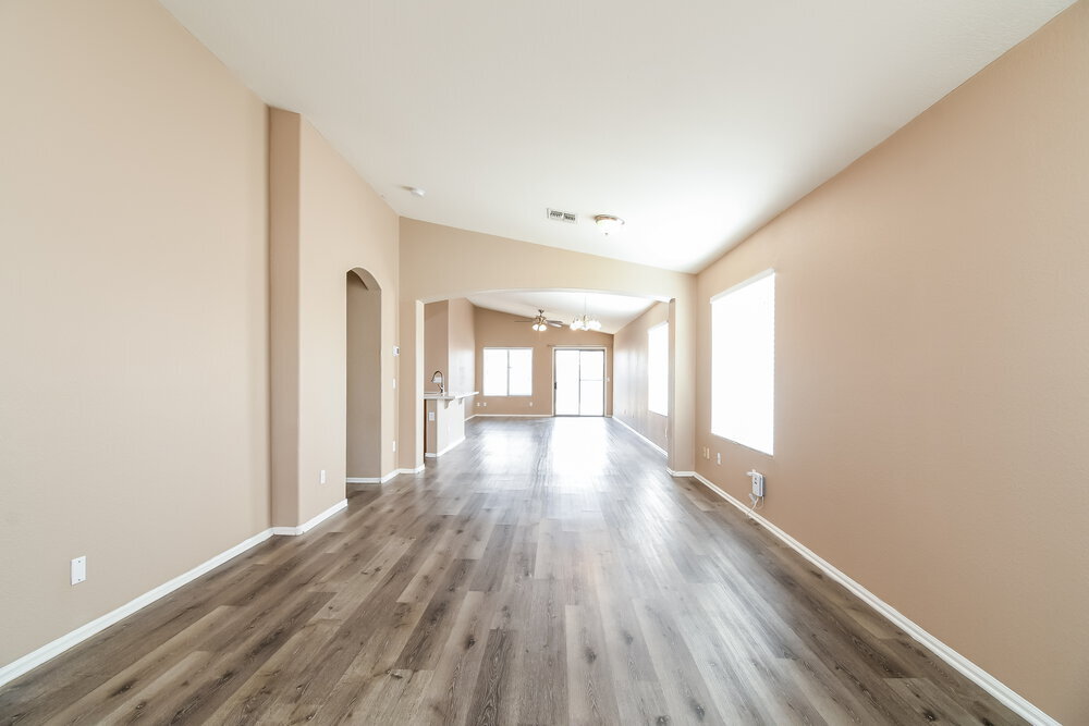 Building Photo - 975 E Vernoa St