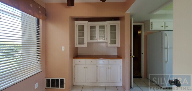 Building Photo - Cozy 2 bedroom 2 Bath home near Stowell and Broadway!