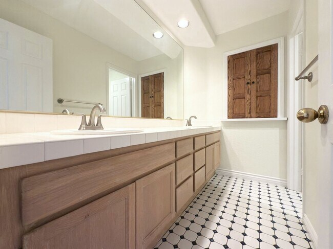 Building Photo - Spacious Home in Santa Fe Hills