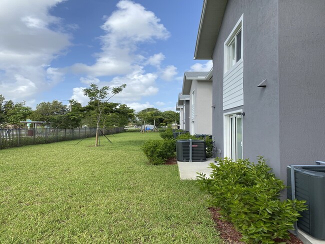 Building Photo - Miga Townhomes