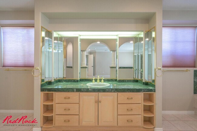 Building Photo - Spacious 6 Bedroom Home with a Balcony!