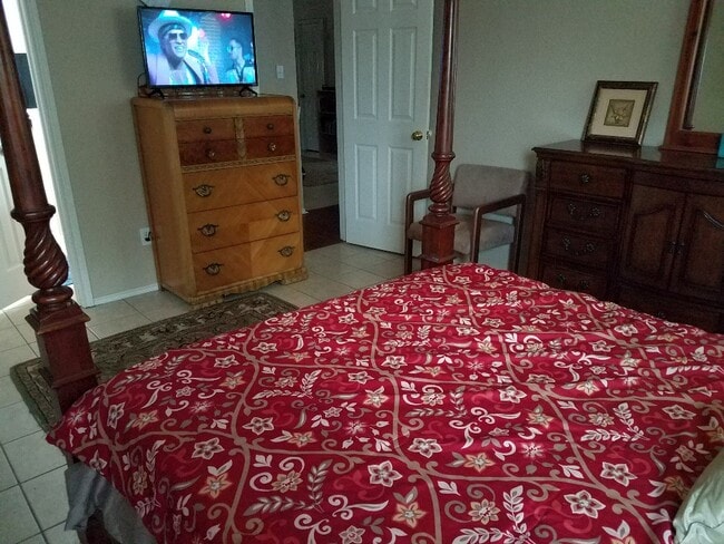 MBR w 2 Dressers - 130 Easy St