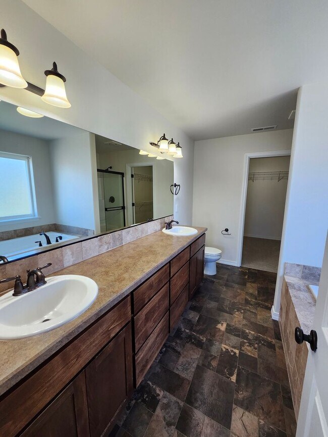 Building Photo - $700 Move-in Special! Beautiful South Rich...