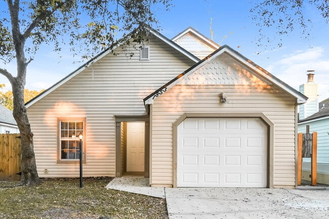 Building Photo - 1853 Alberta Ct N