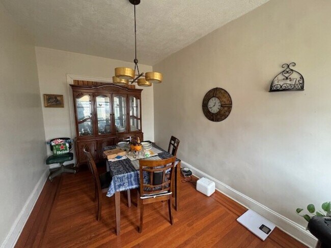 Building Photo - 2843 W Garrison Ave