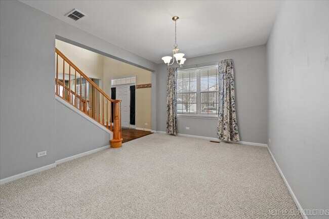 Building Photo - 706 Versailles Pkwy