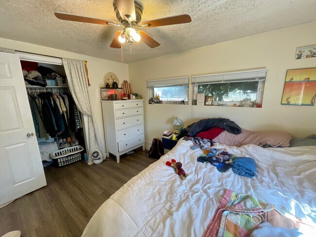 Building Photo - Expansive 5-bedroom, 2.5-bath home with incredible mountain views!
