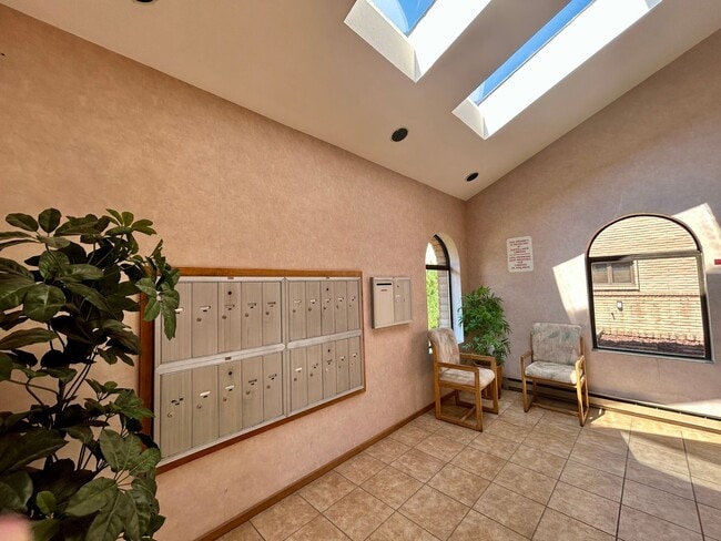 Building Photo - Spacious 2Bd/2.5Ba Luxury Loft-Style Condo...