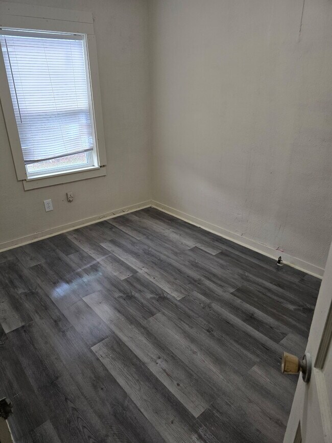 Building Photo - 140 Ambroise St