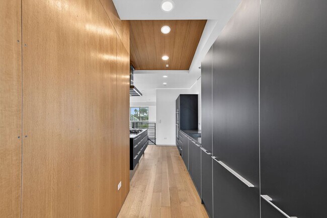 Building Photo - Discover this striking 3 bedroom apartment for rent in Venice, offering 4 bathrooms, contemporary...