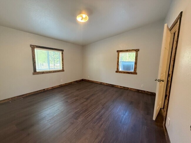 Building Photo - Newly Remodeled Home - Fully Fenced and Gated