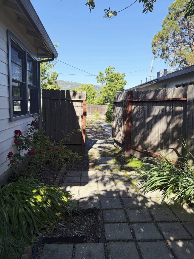 Building Photo - 1 Bed, 1 Bath in Glen Ellen