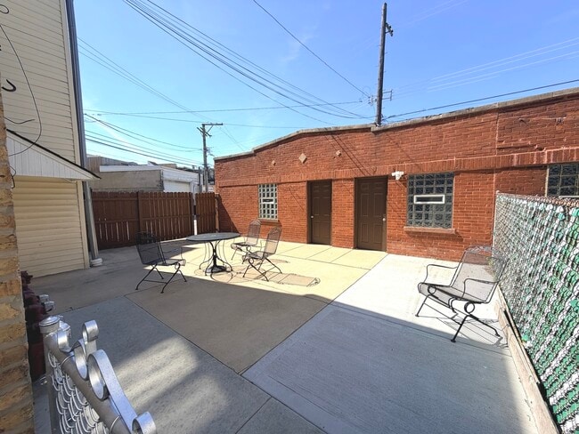 Building Photo - 5112 W Sunnyside Ave