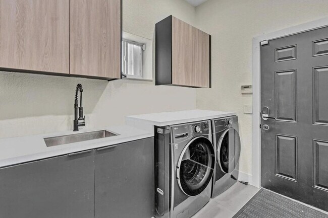 Building Photo - 2609 Center Ave