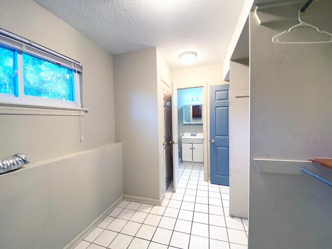 Building Photo - 739 S Germantown Cir