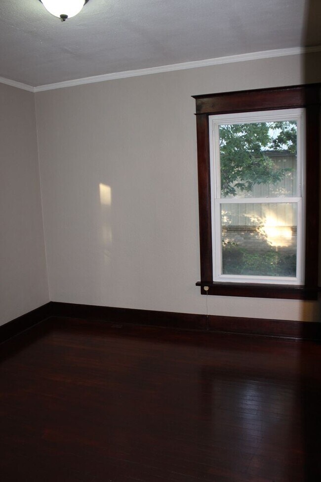 Building Photo - Large House Available for Move-In August 1st!