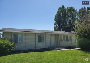 Building Photo - Spacious 5 bed 2 bath Home with TONS of St...