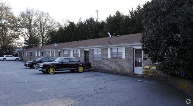 Building Photo - Oakcrest Apartments