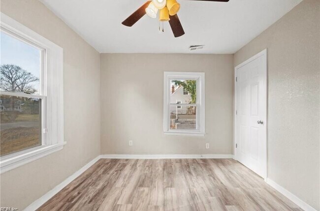 Building Photo - 15 Henry St