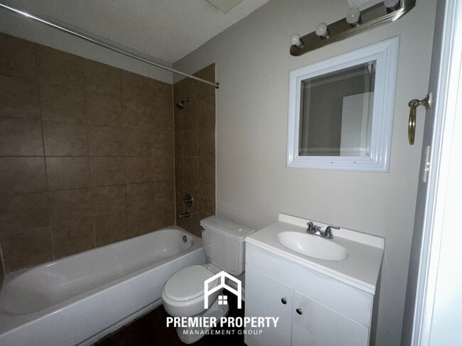 Building Photo - Move-In Ready 4BR Memphis Home w/ Hardwood Floors & Fenced Backyard