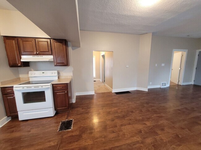 Building Photo - 2 Bedroom, 1 Bathroom home with front porch and fenced yard!