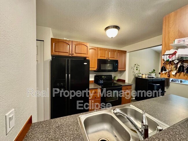Building Photo - 15433 Country Club Dr