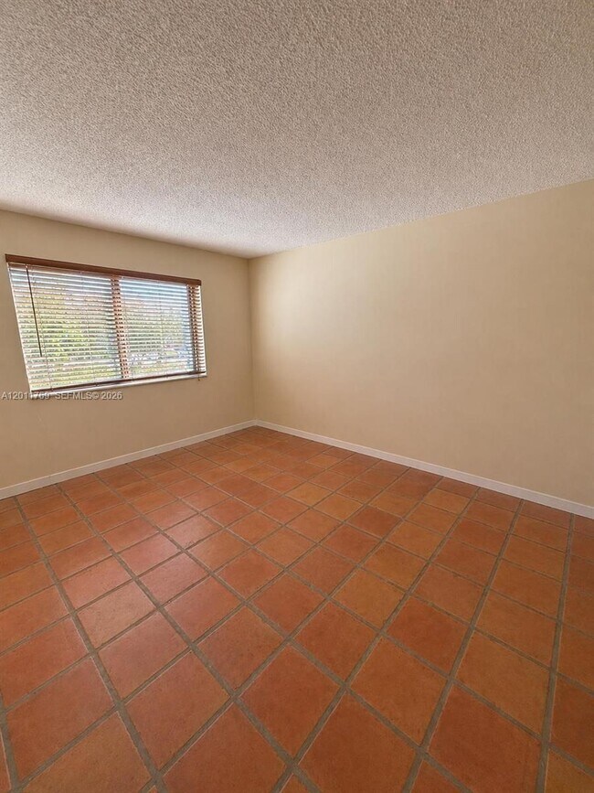 Building Photo - 286 Racquet Club Rd