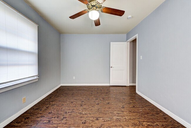 Building Photo - 2144 Pearson Dr