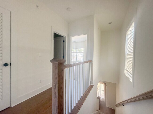 Building Photo - 3-Bedroom Townhome with Pool Access Near Downtown Cookeville