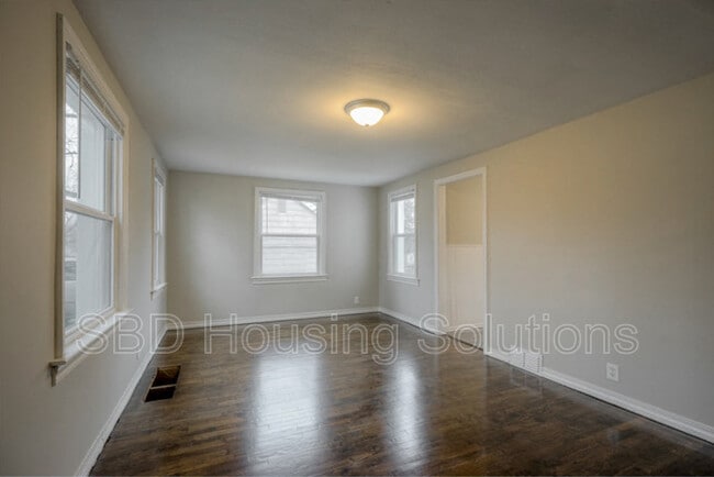 Building Photo - 10522 E 10th St S