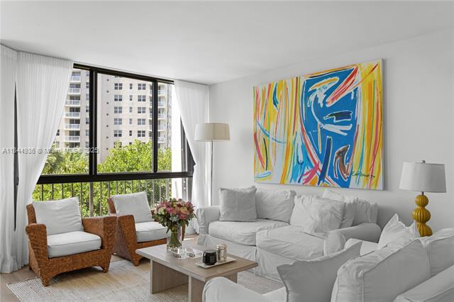 Building Photo - 520 Brickell Key Dr