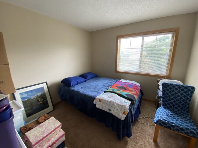 Building Photo - Roomy four-bed three-bath Townhome in Lino...