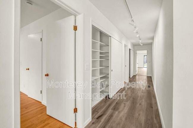 Building Photo - 4083 Sunset Ln