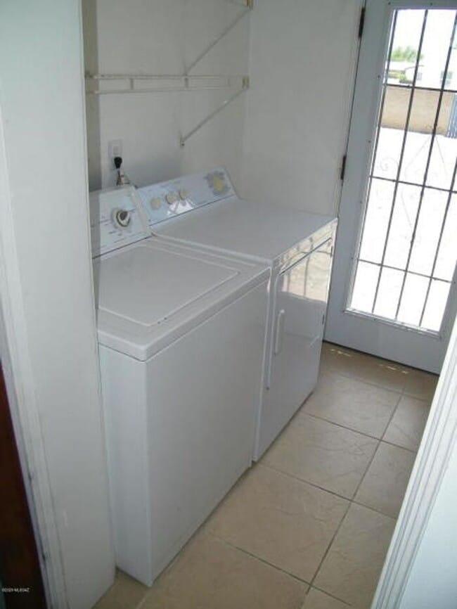Building Photo - Charming Tucson 3-Bedroom Home with Spacio...