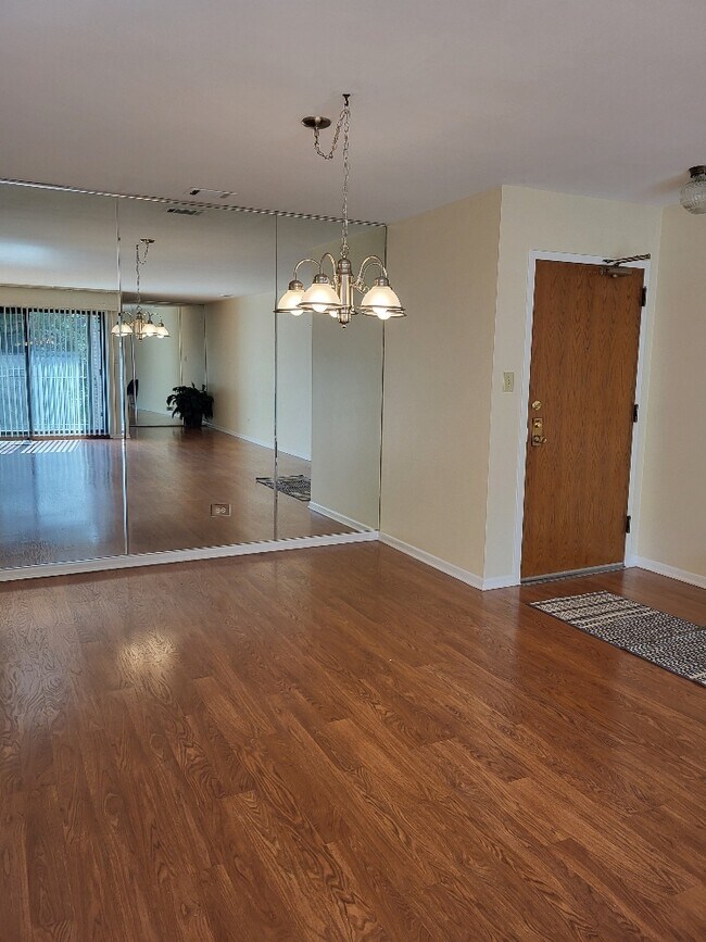 Building Photo - 7510 Farmingdale Dr