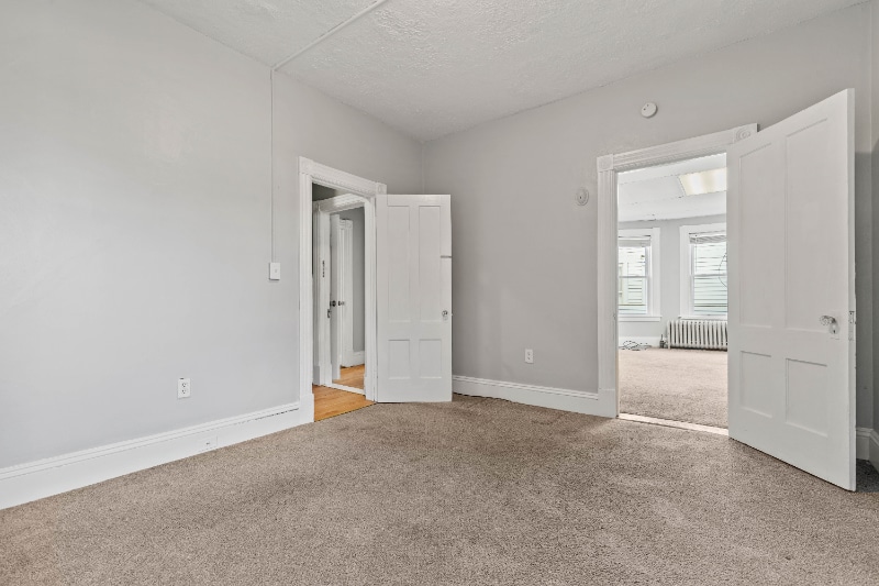 Building Photo - 912-914 Bank St