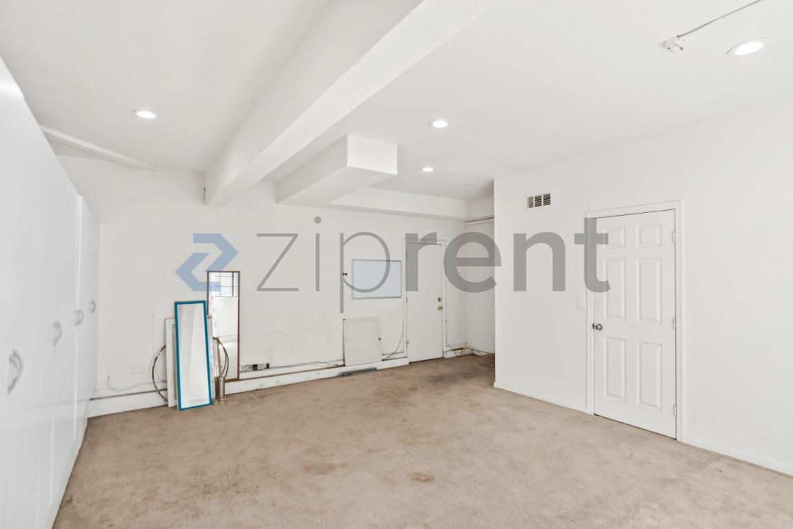 Building Photo - Unit