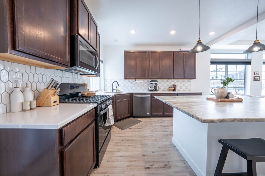 Building Photo - 4279 W Bromwell Ct